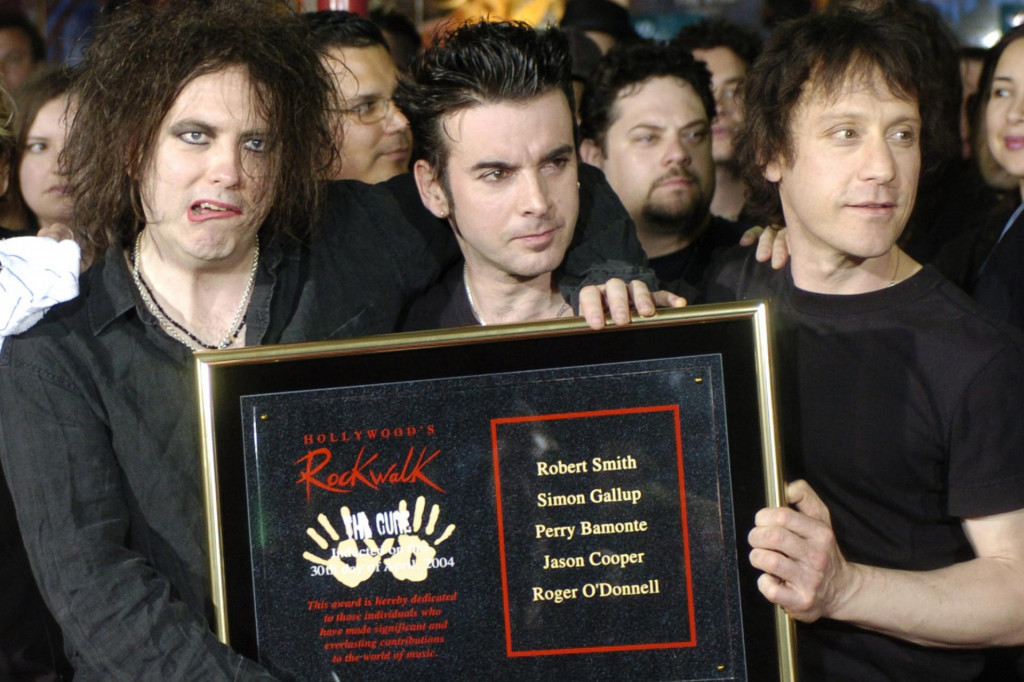 Na arch&iacute;vnej sn&iacute;mke členovia britskej rockovej skupiny The Cure zľava Robert Smith, Simon Gallup a Perry Bamonte. FOTO: TASR/AP