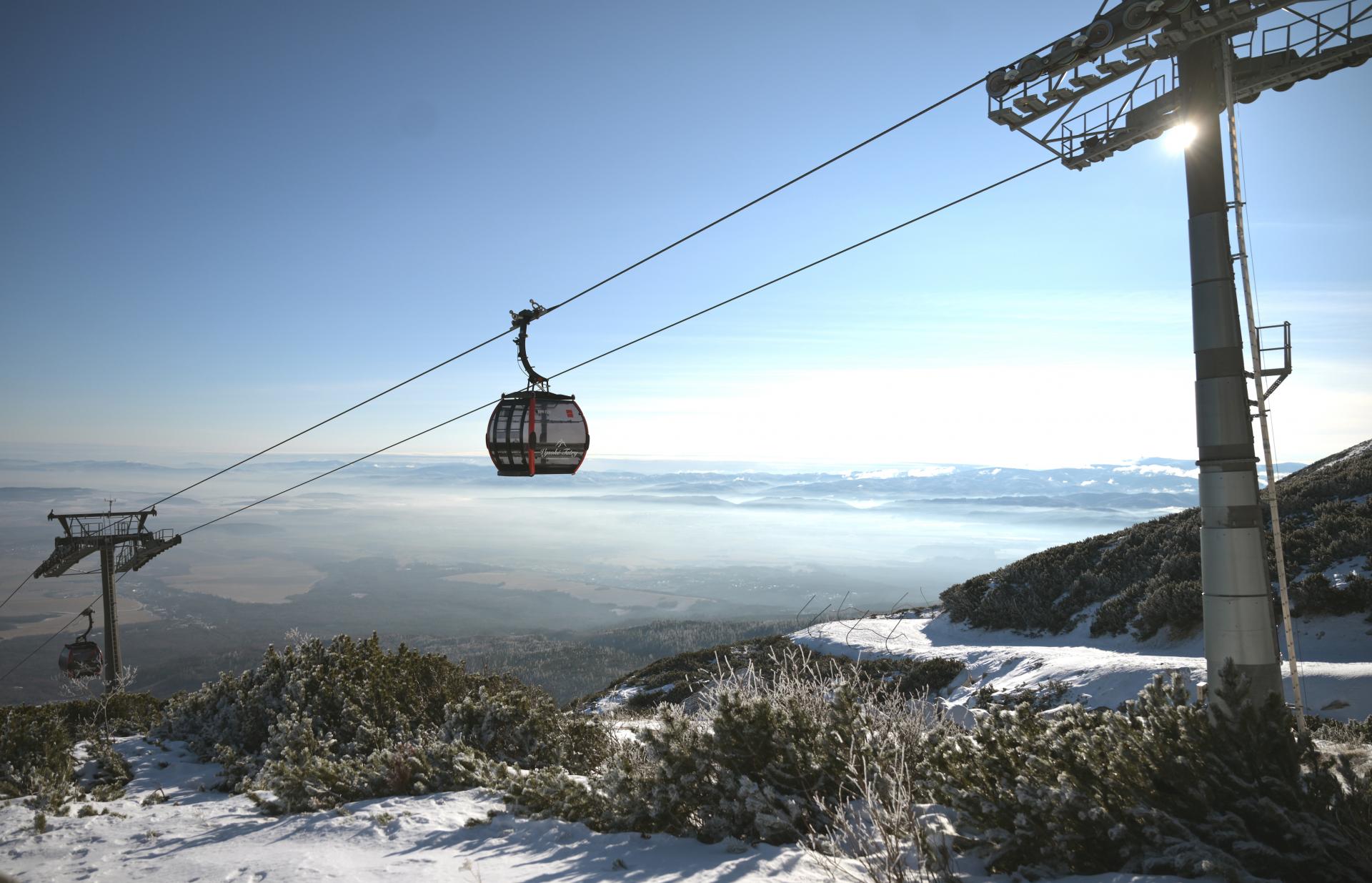 Silný vietor komplikuje dopravu aj prevádzku lanoviek v Tatrách, problémy hlásia aj železničiari