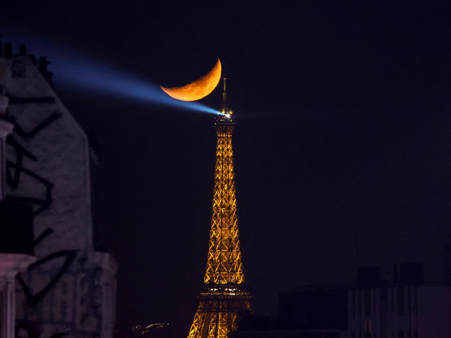 V Paríži zadržali desiatky ľudí, ktorí pri Eiffelovej veži vypúšťali ohňostroje