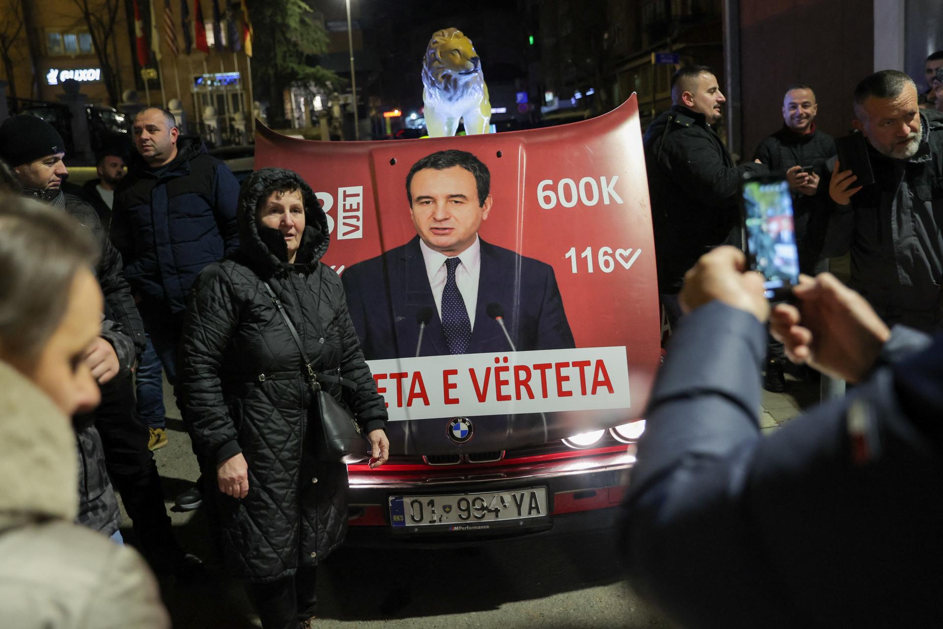 Podľa odhadov výsledkov zvíťazila v kosovských voľbách vládnuca strana premiéra Kurtiho