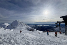 Na sn&iacute;mke turisti pod Chopkom počas otvorenia zimnej sez&oacute;ny v lyžiarskom stredisku Jasn&aacute; v N&iacute;zkych Tatr&aacute;ch. FOTO: TASR/Lenka Hanesov&aacute;