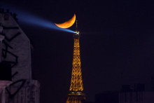 Denn&iacute;k Le Parisien pripomenul, že v priebehu uplynul&yacute;ch t&yacute;ždňov ide v Par&iacute;ži o druh&yacute; incident zahŕňaj&uacute;ci z&aacute;bavn&uacute; pyrotechniku. FOTO: REUTERS