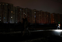 K t&yacute;mto &uacute;tokom do&scaron;lo po tom, čo Rusko v sobotu v skor&yacute;ch rann&yacute;ch hodin&aacute;ch podniklo rozsiahly &uacute;tok na ukrajinsk&uacute; metropolu Kyjev. Viac ako 500-tis&iacute;c ľud&iacute; ostalo bez dod&aacute;vok elektriny a tretina mesta bola aj bez vykurovania. FOTO: REUTERS