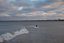 Muž jazd&iacute; na motorizovanom surfe v Baltskom mori pri pobrež&iacute; Gdyne v Poľsku. FOTO: REUTERS