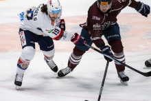Na sn&iacute;mke zľava Cole Cassels (Zvolen) a Patrik Bač&iacute;k (Slovan) v z&aacute;pase 33. kola hokejovej Tipsport ligy HC Slovan Bratislava - HKM Zvolen v Bratislave v nedeľu 28. decembra 2025. FOTO: TASR/Jakub Kotian