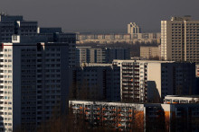 Z&aacute;ujemcovia o nov&eacute; byty či domy, ako aj o pren&aacute;jom, tak nem&ocirc;žu poč&iacute;tať so zmiernen&iacute;m situ&aacute;cie ani v ďal&scaron;&iacute;ch rokoch, uviedol expert IW v oblasti real&iacute;t Michael Voigtl&auml;nder. FOTO: REUTERS