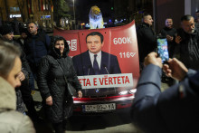 Žena p&oacute;zuje s obr&aacute;zkom kosovsk&eacute;ho premi&eacute;ra a l&iacute;dra strany Levizja Vetevendosje (Hnutie za sebaurčenie) Albina Kurtiho na kapote auta. FOTO: REUTERS