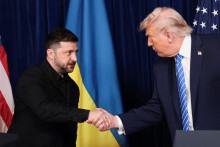 Americk&yacute; prezident Donald Trump a ukrajinsk&yacute; prezident Volodymyr Zelenskyj rokovali v s&iacute;dle Mar-a-Lago na Floride v nedeľu 28. decembra 2025. FOTO: REUTERS