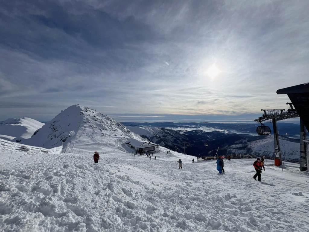 Na sn&iacute;mke turisti pod Chopkom počas otvorenia zimnej sez&oacute;ny v lyžiarskom stredisku Jasn&aacute; v N&iacute;zkych Tatr&aacute;ch. FOTO: TASR/Lenka Hanesov&aacute;
