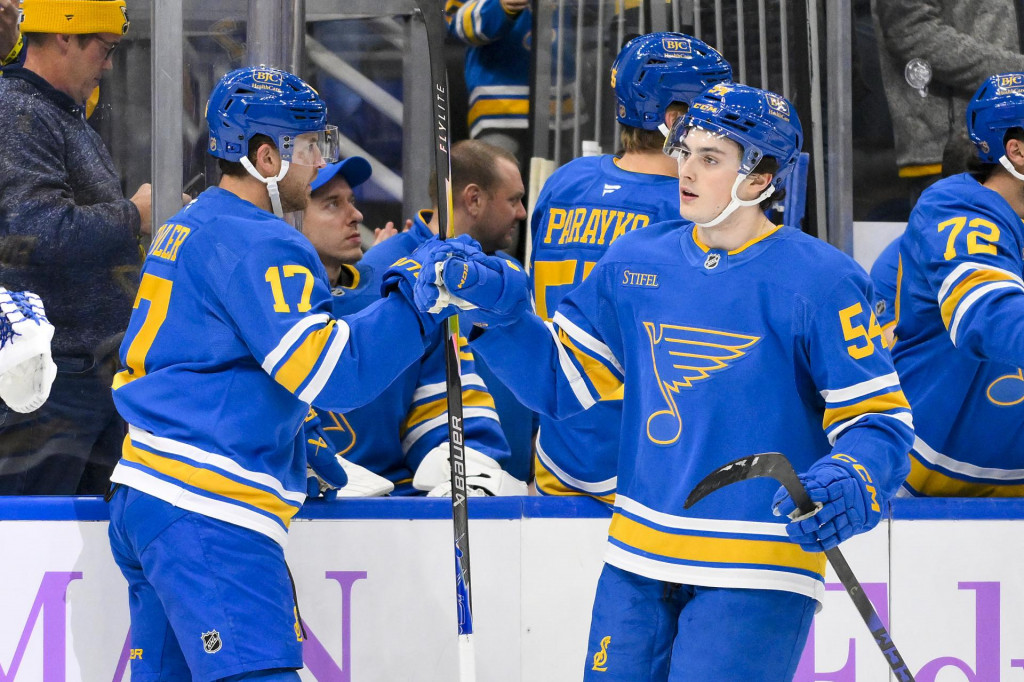 Prav&eacute;mu kr&iacute;deln&iacute;kovi t&iacute;mu St. Louis Blues Daliborovi Dvorsk&eacute;mu (54) gratuluje obranca Cam Fowler (17). foto: Jeff Curry/Imagn Images