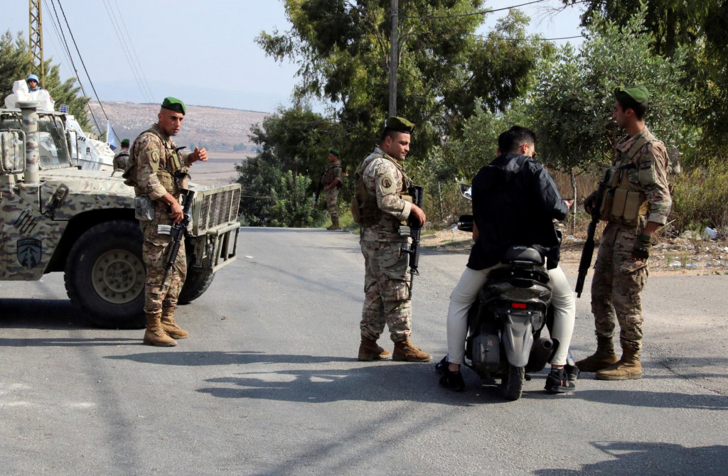 Libanonsk&aacute; vl&aacute;da v auguste poverila arm&aacute;du, aby vypracovala pl&aacute;n odzbrojenia v&scaron;etk&yacute;ch ne&scaron;t&aacute;tnych skup&iacute;n, vr&aacute;tane Hizball&aacute;hu, do konca roka. Tento pl&aacute;n sa v&scaron;ak nepodarilo naplniť. FOTO: REUTERS
