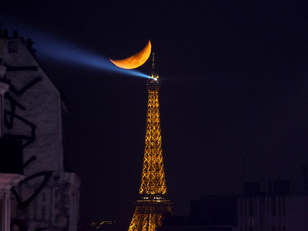 Denn&iacute;k Le Parisien pripomenul, že v priebehu uplynul&yacute;ch t&yacute;ždňov ide v Par&iacute;ži o druh&yacute; incident zahŕňaj&uacute;ci z&aacute;bavn&uacute; pyrotechniku. FOTO: REUTERS
