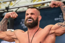 Z česk&eacute;ho z&aacute;pasn&iacute;ka MMA Karlosa V&eacute;molu sa v posledn&yacute;ch mesiacoch stal realitn&yacute; magn&aacute;t.