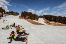 Vlek&aacute;ri vkladaj&uacute; n&aacute;deje do silvestrovskej lyžovačky. ILUSTRAČN&Eacute; FOTO: HN/Miroslava Spodniakov&aacute;