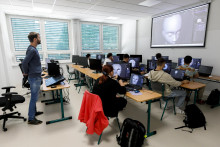 Argument, že by sa učiteľstvo st&aacute;valo pre stredo&scaron;kol&aacute;kov čoraz menej atrakt&iacute;vnou profesiou, podľa experta neplat&iacute;.