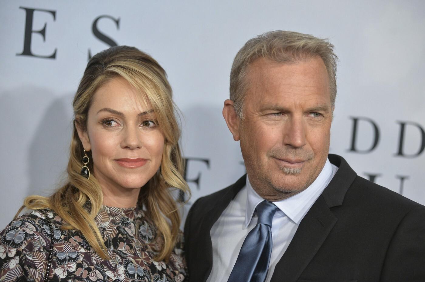 Kevin Costner randi s Kelly Noonan v Aspene, podobá sa EX