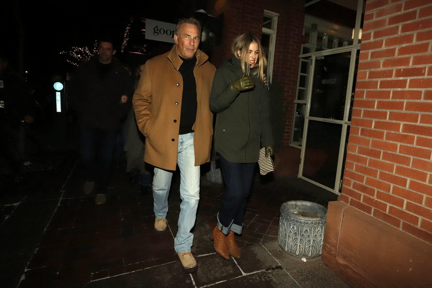 Kevin Costner randi s Kelly Noonan v Aspene, podobá sa EX
