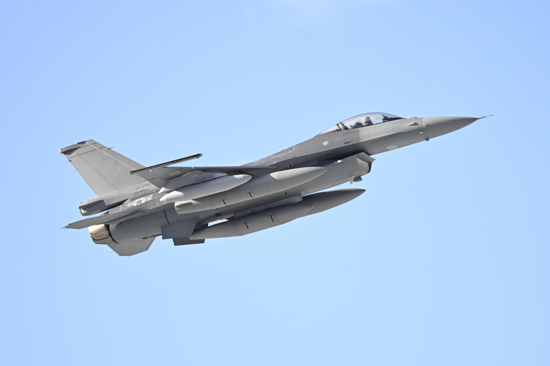 Na vojenskom letisku v Kuchyni pristáli tri nové stíhačky F-16