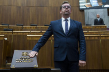 Martin &Scaron;milň&aacute;k sklad&aacute; poslaneck&yacute; sľub. FOTO: TASR/Jakub Kotian