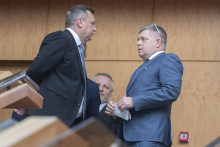 Na sn&iacute;mke sprava premi&eacute;r Robert Fico (Smer-SD) a podpredseda parlamentu Andrej Danko (SNS). FOTO:TASR/M. Baumann