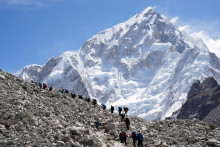 Horolezci museli povinne zaplatiť z&aacute;lohu &scaron;tyritis&iacute;c americk&yacute;ch dol&aacute;rov, ktor&uacute; dostali sp&auml;ť, pokiaľ z Mount Everestu priniesli aspoň osem kilogramov odpadkov. FOTO: Reuters