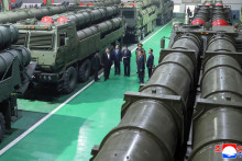 Kim Čong-un na prehliadke tov&aacute;rne, ktor&aacute; vyr&aacute;ba salvov&eacute; raketomety. FOTO: KCNA