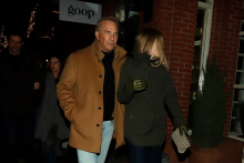 Kevin Costner tr&aacute;vi s novou priateľkou z&aacute;ver roku v Aspene.