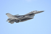 Pr&iacute;let jeden z ďal&scaron;&iacute;ch troch nov&yacute;ch st&iacute;hačiek F-16 pre Ozbrojen&eacute; sily SR na vojensk&eacute; letisko v Kuchyni. FOTO: TASR/Pavel Neubauer