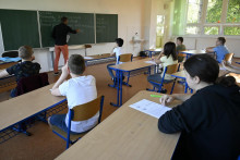 V platnosti zostan&uacute; pr&iacute;platky pre zač&iacute;naj&uacute;cich učiteľov aj kompenzačn&eacute; pr&iacute;spevky.