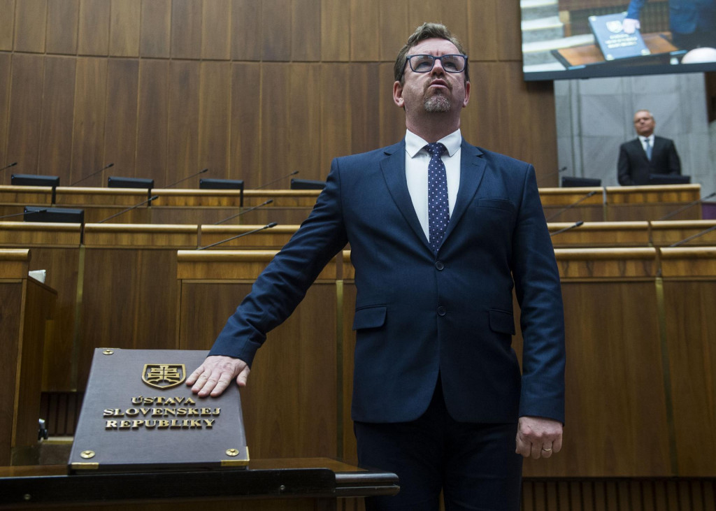 Martin &Scaron;milň&aacute;k sklad&aacute; poslaneck&yacute; sľub. FOTO: TASR/Jakub Kotian