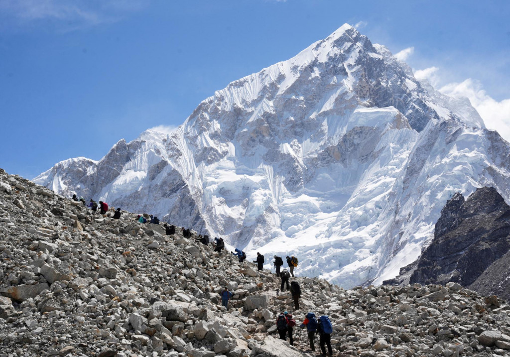 Horolezci museli povinne zaplatiť z&aacute;lohu &scaron;tyritis&iacute;c americk&yacute;ch dol&aacute;rov, ktor&uacute; dostali sp&auml;ť, pokiaľ z Mount Everestu priniesli aspoň osem kilogramov odpadkov. FOTO: Reuters