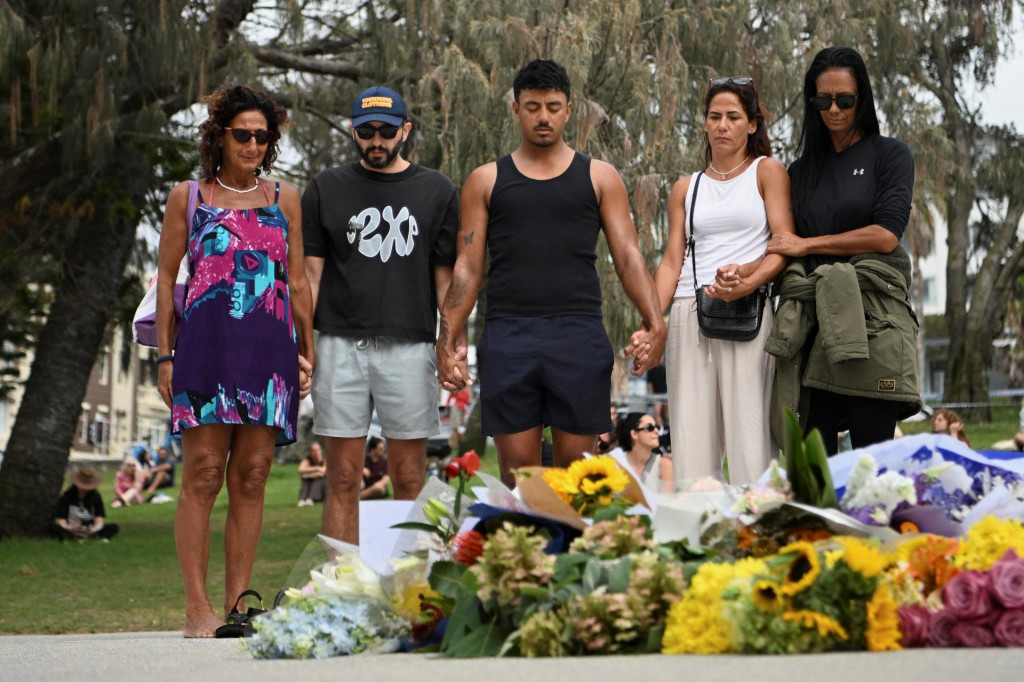 Ľudia si pripom&iacute;naj&uacute; obete teroristick&eacute;ho &uacute;toku v Sydney. FOTO: Reuters