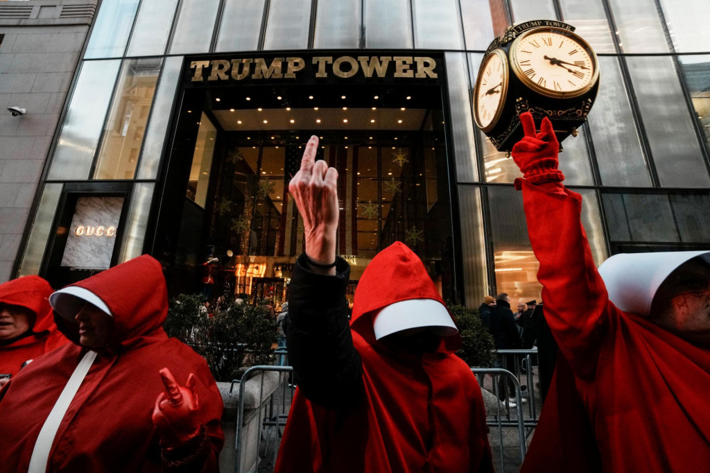 Demon&scaron;tranti oblečen&iacute; v &scaron;t&yacute;le seri&aacute;lu Pr&iacute;beh služobnice protestovali 21. decembra pred Trump Tower v New Yorku. FOTO: Reuters