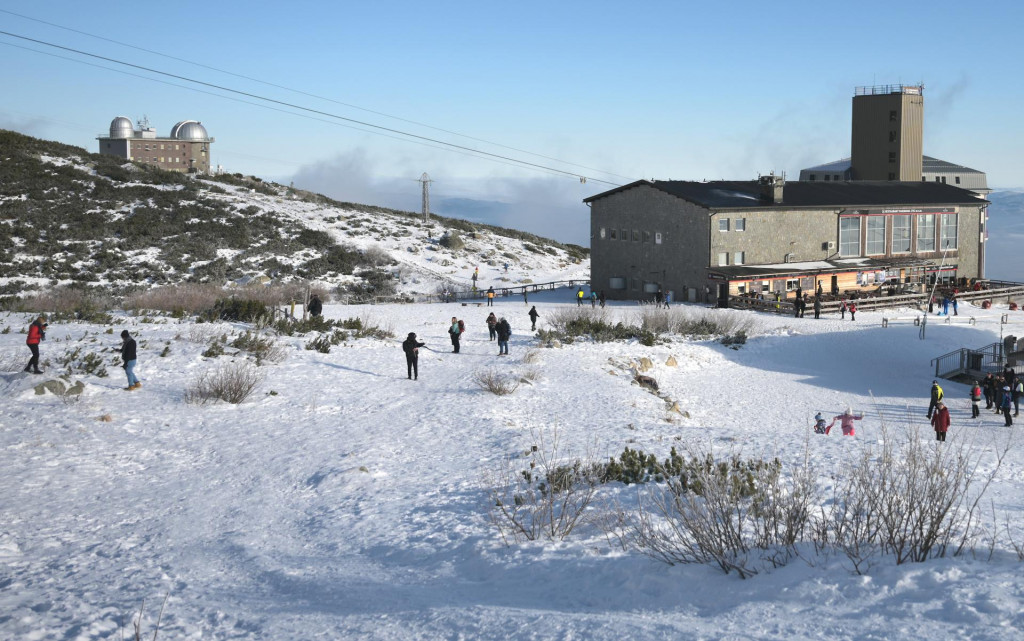 Turisti na Skalnatom plese vo Vysok&yacute;ch Tatr&aacute;ch 25. decembra 2025. FOTO: TASR/Franti&scaron;ek Iv&aacute;n
