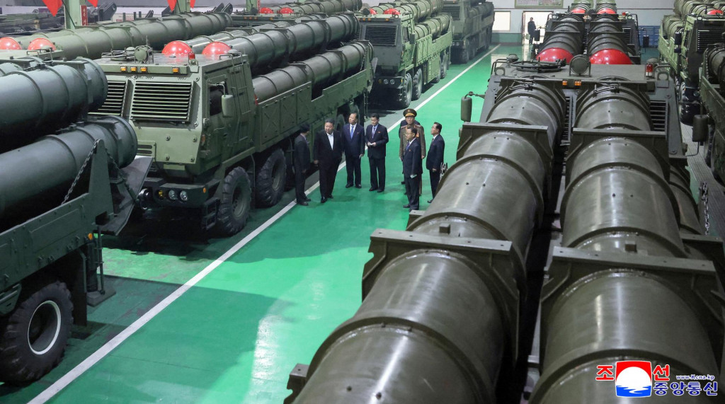 Kim Čong-un na prehliadke tov&aacute;rne, ktor&aacute; vyr&aacute;ba salvov&eacute; raketomety. FOTO: KCNA