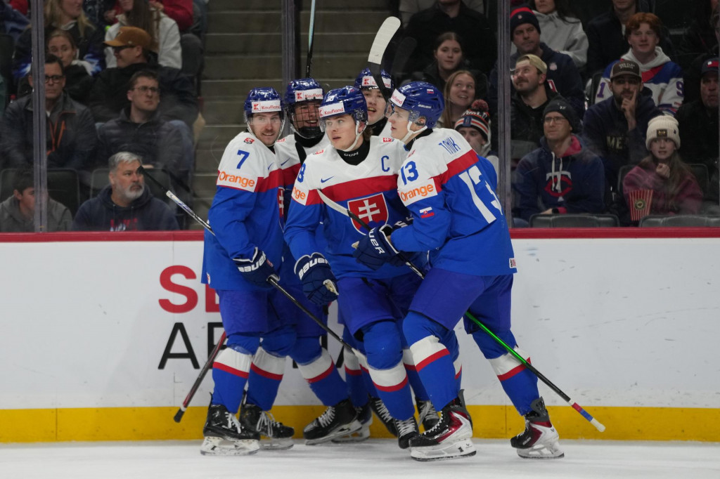 Kapit&aacute;n Slovenska Tobias Pitka (28) sa te&scaron;&iacute; z &uacute;vodn&eacute;ho g&oacute;lu počas z&aacute;pasu z&aacute;kladnej A-skupiny Slovensko - USA. FOTO: TASR/AP