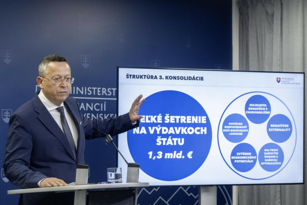 Minister financi&iacute; Ladislav Kamenick&yacute; v bal&iacute;čku na rok 2026 ohlasoval v&yacute;razn&eacute; &scaron;etrenie na strane &scaron;t&aacute;tu. FOTO: TASR/M. Baumann