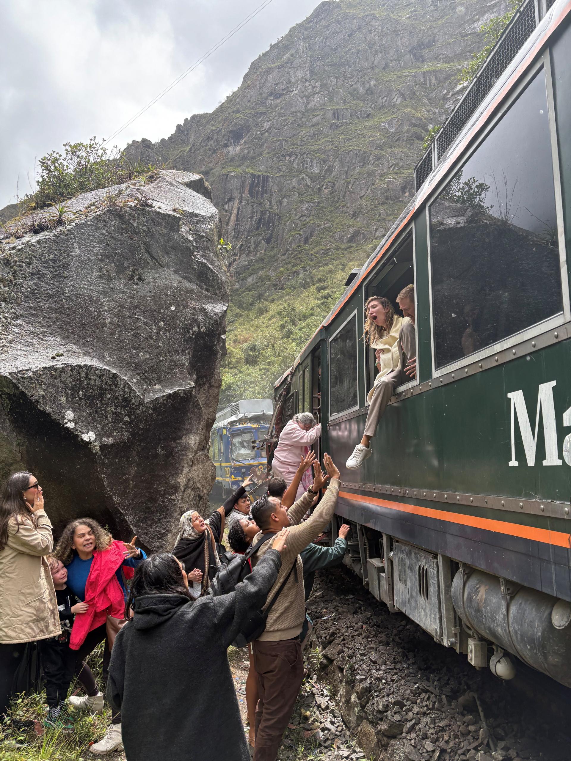 Na trati k Machu Picchu sa zrazili vlaky. Jeden človek je mŕtvy, viac než 100 ľudí je zranených
