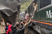 Ľudia evakuuj&uacute; vag&oacute;n vlaku po čelnej zr&aacute;žke dvoch vlakov na železničnej trati ved&uacute;cej k Machu Picchu. FOTO: Reuters