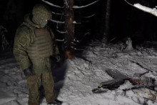 Rusk&yacute; vojak stoj&iacute; vedľa zvy&scaron;kov dronu, ktor&yacute; bol podľa rusk&eacute;ho ministerstva obrany zostrelen&yacute; počas odrazenia &uacute;dajn&eacute;ho ukrajinsk&eacute;ho &uacute;toku na rusk&uacute; prezidentsk&uacute; rezidenciu v Novgorodskej oblasti. FOTO: Russian Defence Ministry