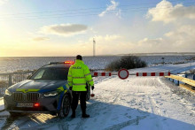 Uzavret&aacute; cesta. FOTO: Pol&iacute;cia Pre&scaron;ovsk&yacute; kraj