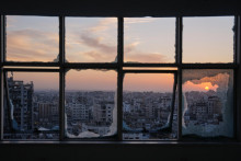 Slnko zapad&aacute; vo vojne zničenom meste Gaza v P&aacute;sme Gazy. FOTO: TASR/AP