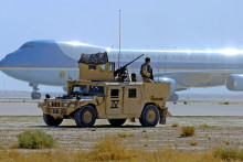 Americk&iacute; vojaci pom&aacute;ha zabezpečiť letisko počas prist&aacute;tia lietadla Air Force One na leteckej z&aacute;kladni Al Asad v Iraku. FOTO: United States Navy