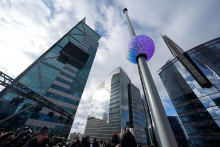 Guľa Constellation Ball je deviatou guľou, ktor&aacute; uv&aacute;dza nov&yacute; rok na sl&aacute;vnej križovatke v centre Manhattanu. FOTO: TASR/AP