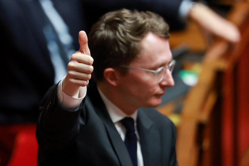 Aj vo franc&uacute;zskom parlamente použ&iacute;vaj&uacute; ľud&iacute; d&aacute;vaj&uacute;cich sign&aacute;ly. V tomto pr&iacute;pade to bol poslanec Paul Midy pri hlasovan&iacute; o &scaron;peci&aacute;lnom z&aacute;kone o v&yacute;davkoch, daniach a p&ocirc;žičk&aacute;ch, ktor&yacute; m&aacute; preklen&uacute;ť obdobie, k&yacute;m nebude schv&aacute;en&yacute; riadny rozpočet. FOTO: Reuters