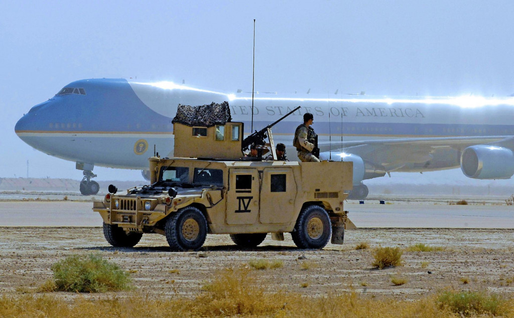 Americk&iacute; vojaci pom&aacute;ha zabezpečiť letisko počas prist&aacute;tia lietadla Air Force One na leteckej z&aacute;kladni Al Asad v Iraku. FOTO: United States Navy