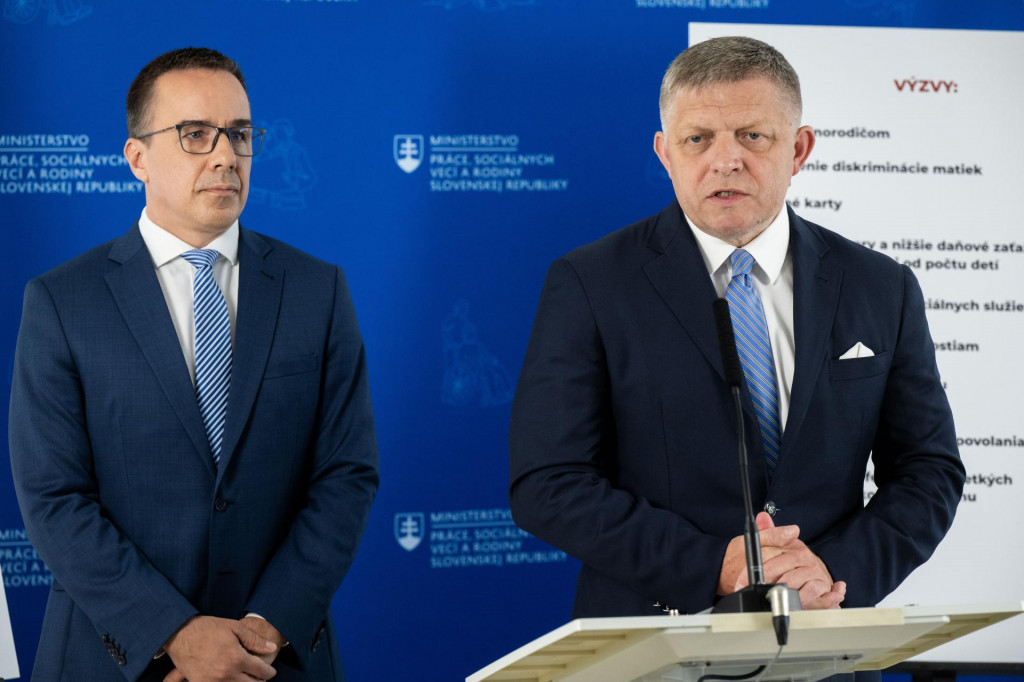 Na sn&iacute;mke minister pr&aacute;ce, soci&aacute;lnych vec&iacute; a rodiny Erik Tom&aacute;&scaron; a premi&eacute;r Robert Fico.  FOTO:TASR/J. Kotian