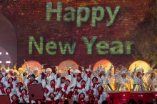 &Uacute;činkuj&uacute;ci oslavuj&uacute; pr&iacute;chod Nov&eacute;ho roka v Pekingu 1. janu&aacute;ra 2026. FOTO TASR/AP