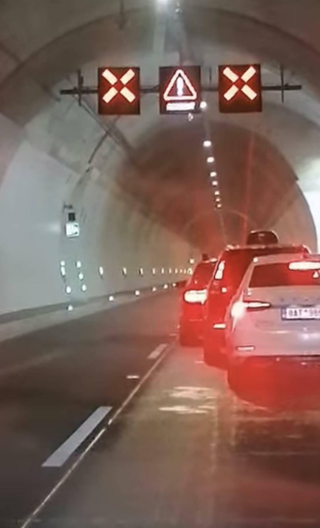 Prvá nehoda v tuneli Višňové. V smere na Martin je neprejazdný, zrazili sa štyri autá