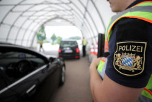 Minister vn&uacute;tra Alexander Dobrindt zintenz&iacute;vnil hraničn&eacute; kontroly v m&aacute;ji po tom, čo do &uacute;radu kancel&aacute;ra nast&uacute;pil Friedrich Merz. FOTO: Reuters